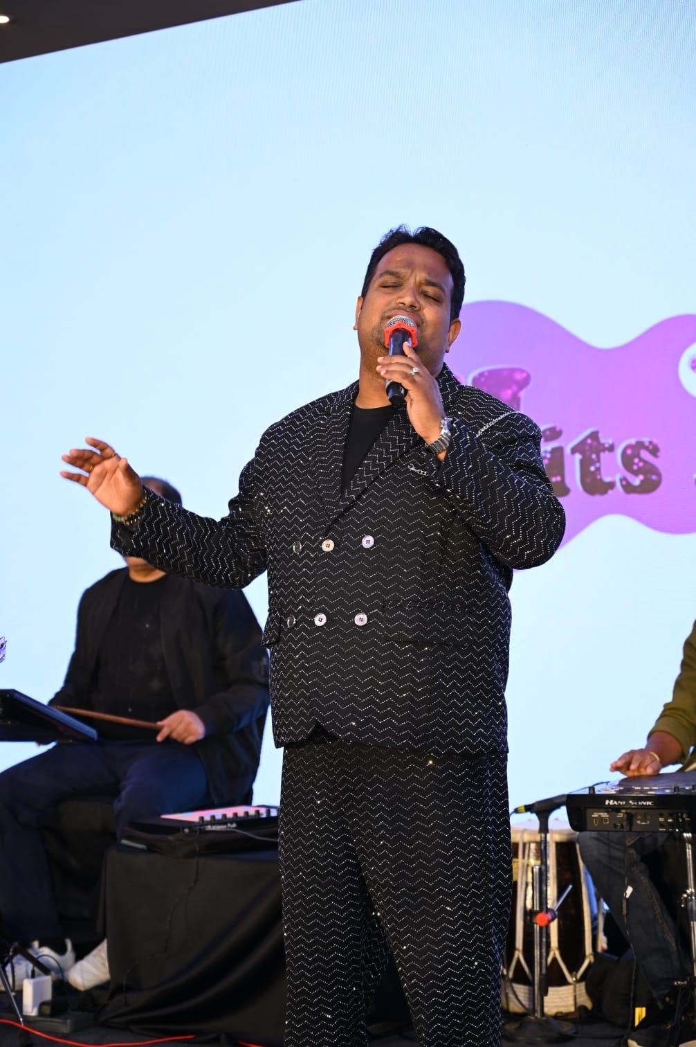 Vaibhav Pewal live vocals, close-up on stage